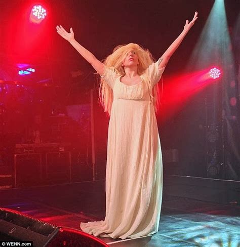 VIDEO: Lady Gaga strips completely naked as she surprises。